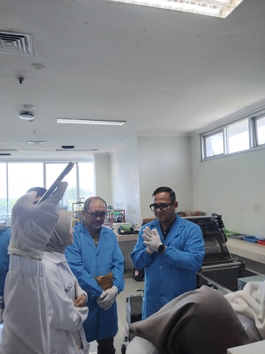 Peserta mengikuti praktik pembuatan membran di laboratorium